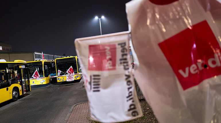 Berlin yine felç Ver.di oylama başlattı... Daha büyüğü yolda...