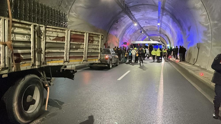 Sivasta midibüs ile TIR çarpıştı: 14 yaralı