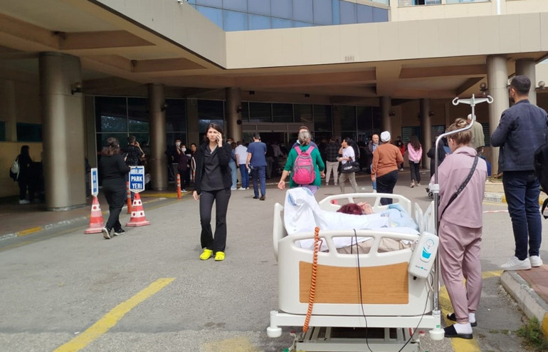 Antalya’da Akdeniz Üniversitesi Hastanesinde yangın Hastalar tahliye edildi