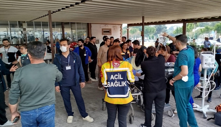 Antalya’da Akdeniz Üniversitesi Hastanesinde yangın Hastalar tahliye edildi