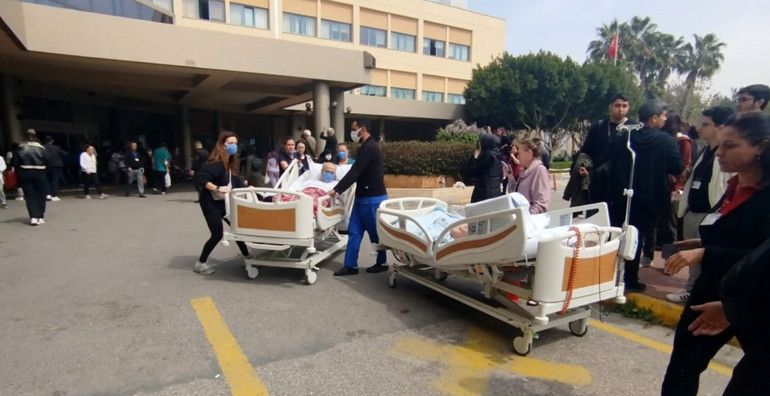 Antalya’da Akdeniz Üniversitesi Hastanesinde yangın Hastalar tahliye edildi