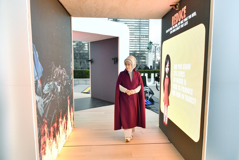 Emine Erdoğan, New Yorkta ‘Sıfır Atık Enstalasyon Sergisi’ni ziyaret etti