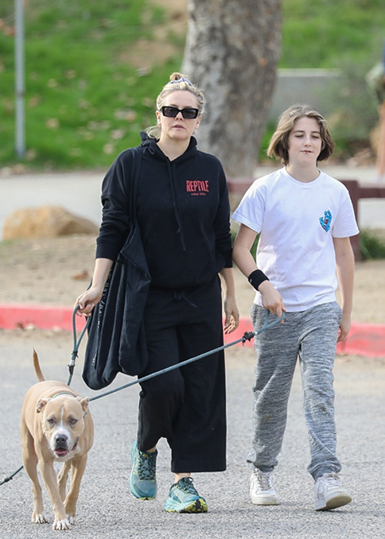 Ne bir estetik var ne bir gram makyaj... Gülüşüyle endamı fırtınalar koparırdı: Klip güzelinin son hali