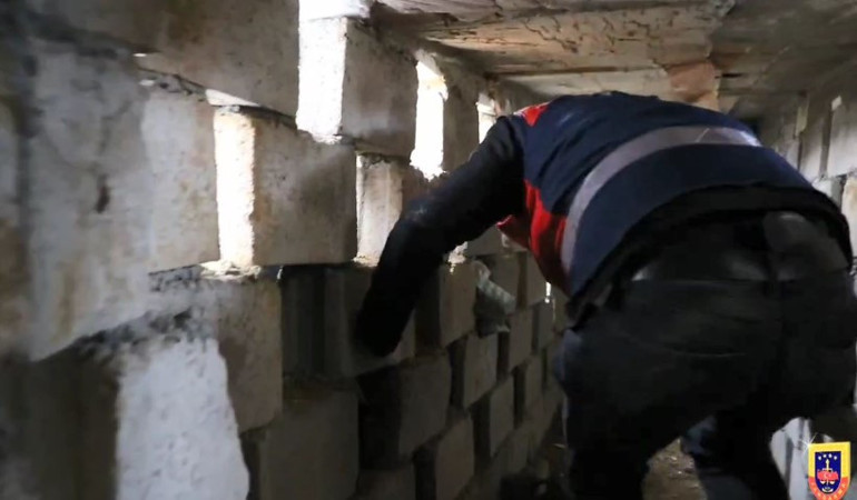 Evinin etrafına her türlü önlemi almış Banyo dolabının arkasından ormana çıkan tünelde yakalandı