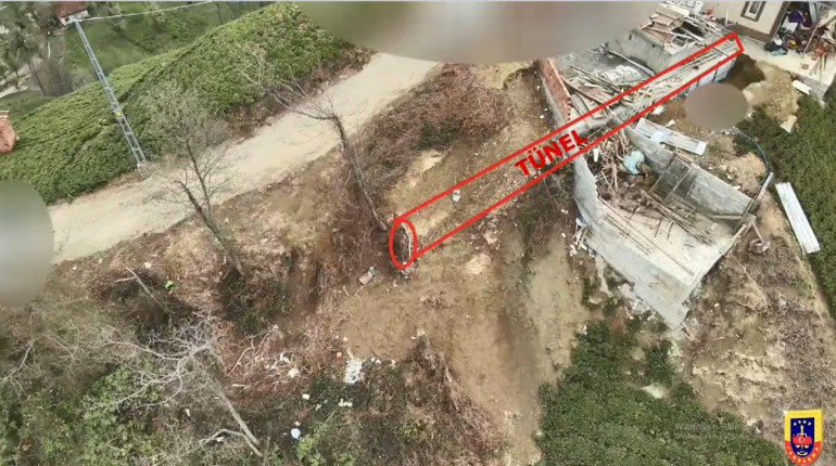 Evinin etrafına her türlü önlemi almış Banyo dolabının arkasından ormana çıkan tünelde yakalandı