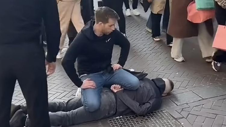 Hollandadaki bıçaklı saldırganı turist yakaladı