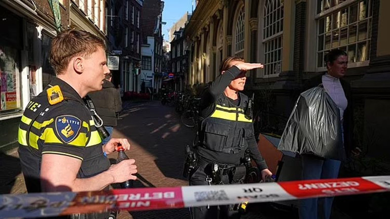 Hollandadaki bıçaklı saldırganı turist yakaladı