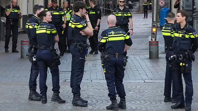 Hollandadaki bıçaklı saldırganı turist yakaladı