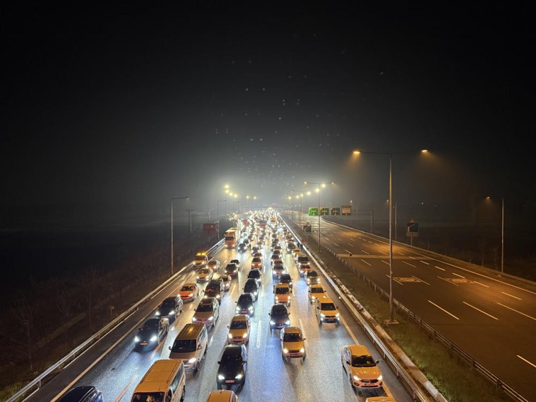 Bayram göçü devam ediyor: Otoyolların kesişim noktasında trafik durdu
