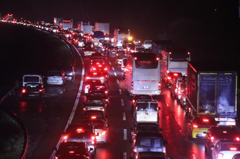 Bayram göçü devam ediyor: Otoyolların kesişim noktasında trafik durdu