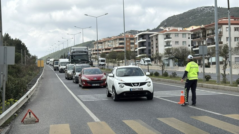 Bu bayramda da manzara değişmedi: Akın akın geldiler; kilometrelerce araç kuyruğu oluştu