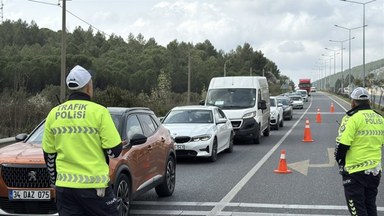 Bu bayramda da manzara değişmedi: Akın akın geldiler; kilometrelerce araç kuyruğu oluştu