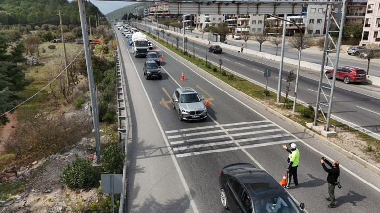 Bu bayramda da manzara değişmedi: Akın akın geldiler; kilometrelerce araç kuyruğu oluştu
