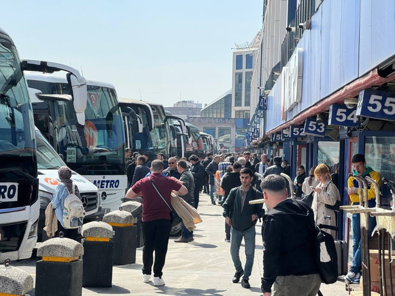 Bu bayramda da manzara değişmedi: Akın akın geldiler; kilometrelerce araç kuyruğu oluştu