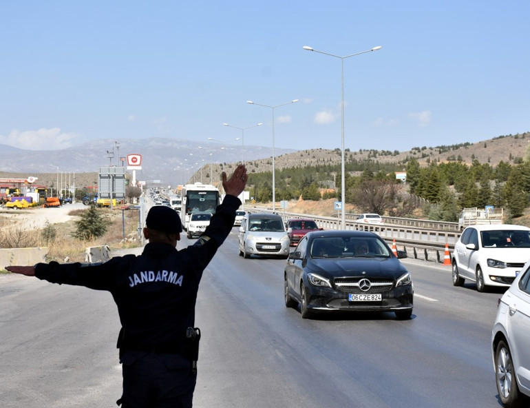 Bu bayramda da manzara değişmedi: Akın akın geldiler; kilometrelerce araç kuyruğu oluştu