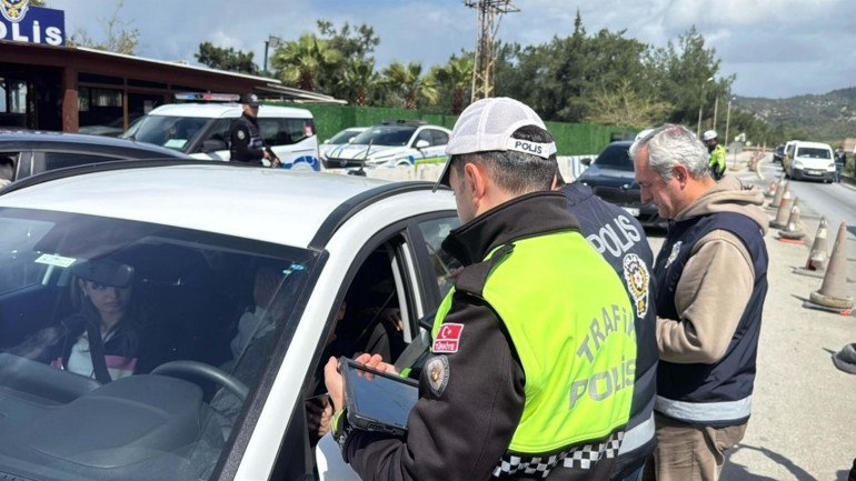 Bu bayramda da manzara değişmedi: Akın akın geldiler; kilometrelerce araç kuyruğu oluştu