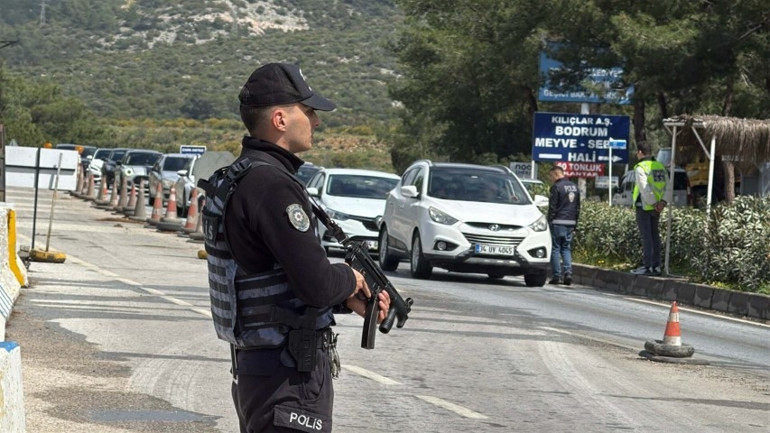 Bu bayramda da manzara değişmedi: Akın akın geldiler; kilometrelerce araç kuyruğu oluştu