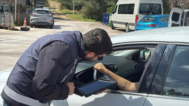 Bu bayramda da manzara değişmedi: Akın akın geldiler; kilometrelerce araç kuyruğu oluştu