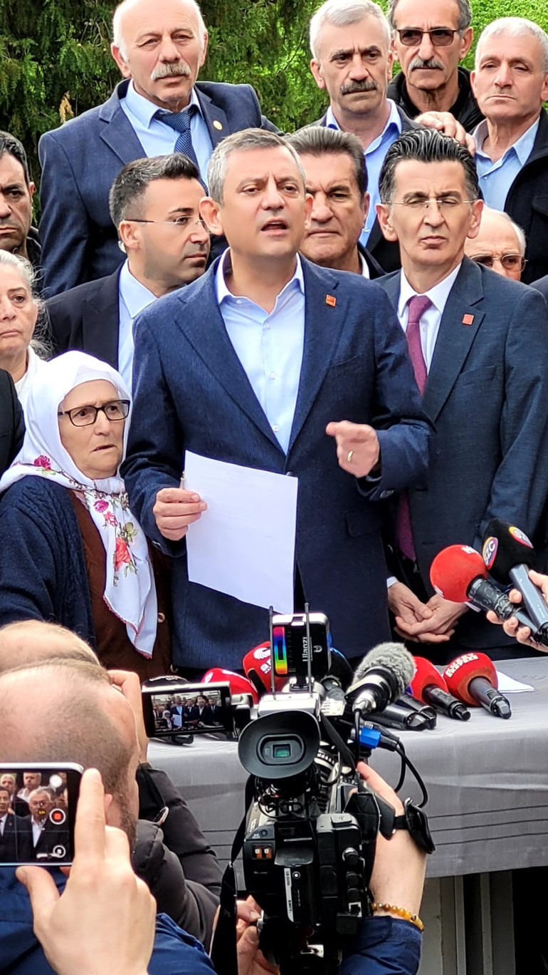 CHP Genel Başkanı Özgür Özel, Ekrem İmamoğlu için imza kampanyasını Trabzondan başlattı