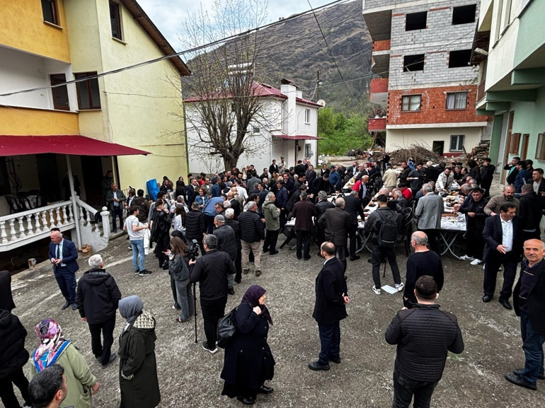 CHP Genel Başkanı Özgür Özel, Ekrem İmamoğlu için imza kampanyasını Trabzondan başlattı
