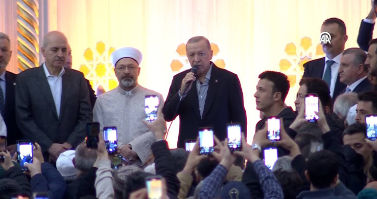 Cumhurbaşkanı Erdoğan, bayram namazını Üsküdarda kıldı
