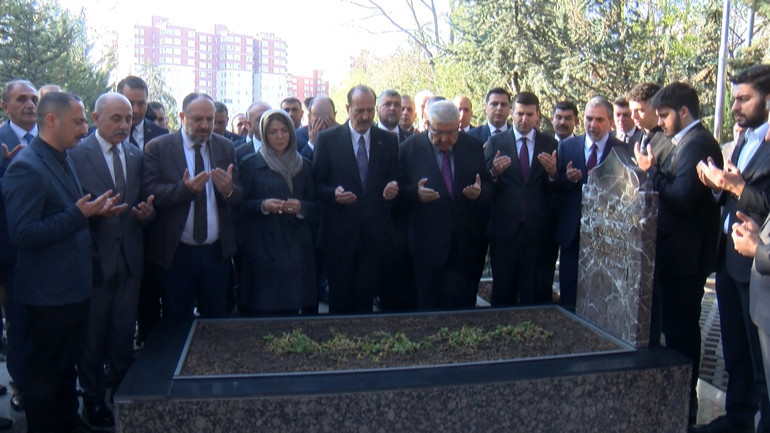 MHP Genel Başkan Yardımcıları ve partililer Türkeşin mezarını ziyaret etti