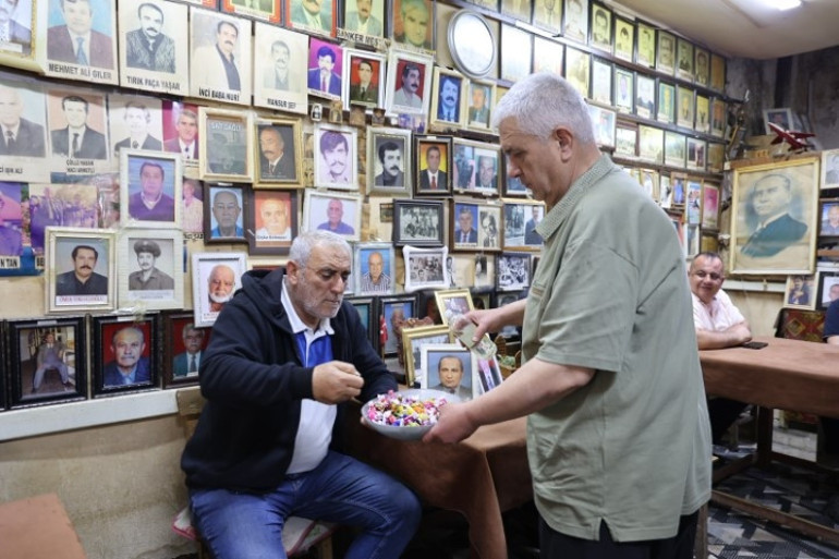 Ölüler Kıraathanesi olarak biliniyor: Bu bayramda da gelenek bozulmadı