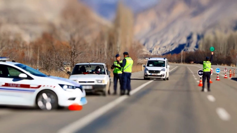 Bakan Yerlikaya açıkladı... Bayram tatilinin 1. günü trafik kazalarında 5 can kaybı, bin 219 yaralı