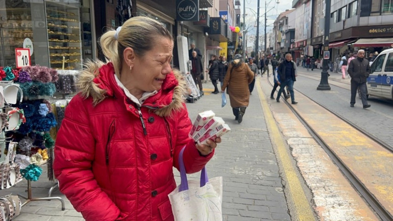 Yanı başında ceset varken 21 gün boyunca işkence görmüştü Mendil satarak ayakları üzerinde duruyor | Herkes beni dilenci sanıyor