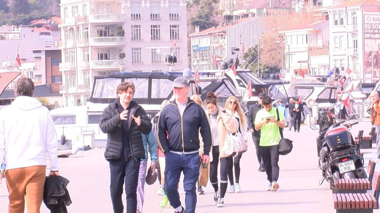 Bayramda güneşli havayı fırsat bilenler sahillere akın etti