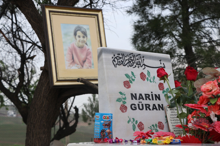 Diyarbakır’da Narin ve Rojin’in mezarlarına ziyaretçi akını