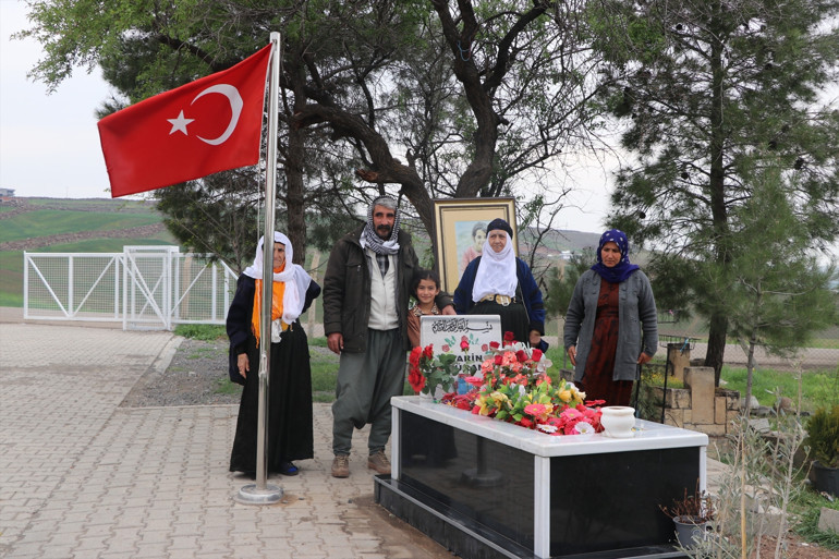 Diyarbakır’da Narin ve Rojin’in mezarlarına ziyaretçi akını