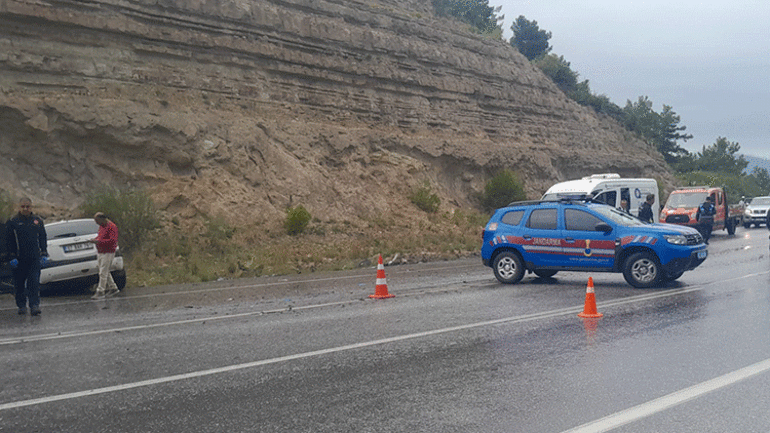 Antalyada trafik kazasında 2 can kaybı, 4 yaralı