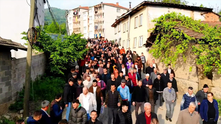 İlginç görüntü: Bayramlaşma kuyruğu 1 kilometreyi buldu