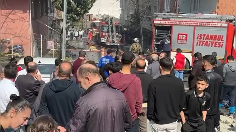 Avcılarda 3 katlı binada yangın