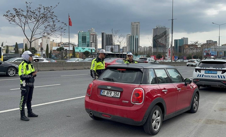 Son dakika: İstanbulda bayramın 1. gününde trafik kilit