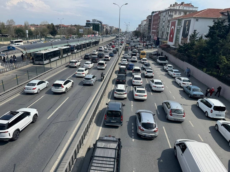 Son dakika: İstanbulda bayramın 1. gününde trafik kilit