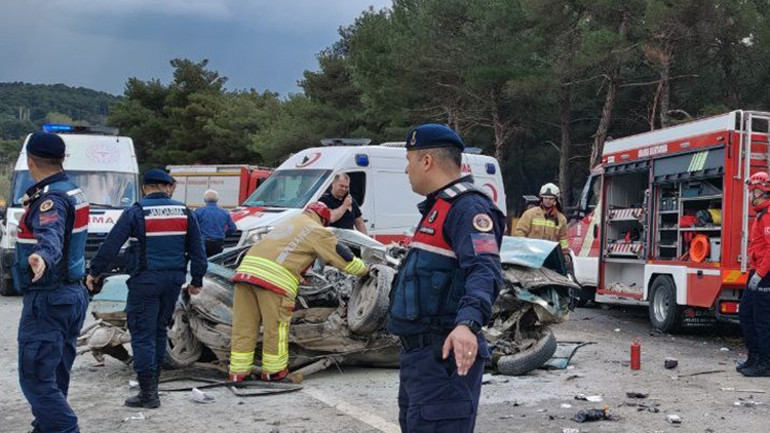 Balıkesirde dehşete düşüren kaza 2 ölü, 10 yaralı