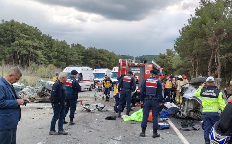 Balıkesirde dehşete düşüren kaza 2 ölü, 10 yaralı