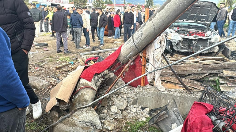 Muğlada 2 otomobil çarpıştı: 4 ölü, 2 yaralı