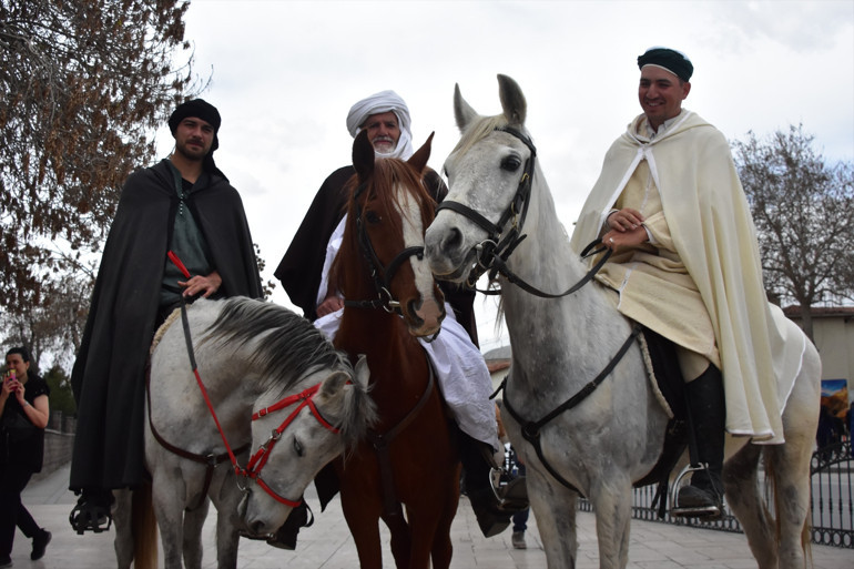 İspanyadan 5,5 ay önce at sırtında hac yolculuğuna çıkan hacı adayları Konya’ya ulaştı
