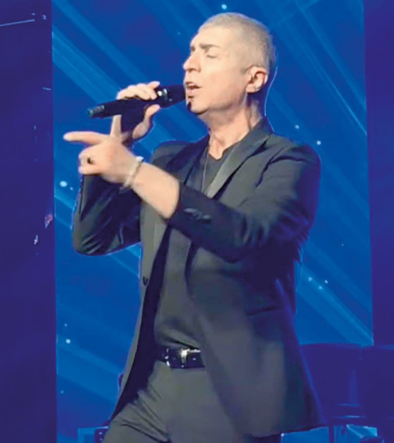 Şarkılar, gözyaşları Volkan Konak için