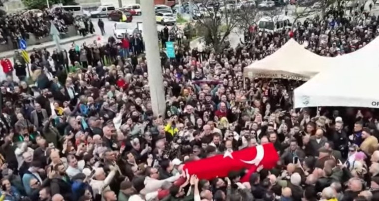 Karadeniz Kuzeyin oğlu Volkan Konakı uğurladı... Selma Konak 33 yıllık eşine son kez baktı