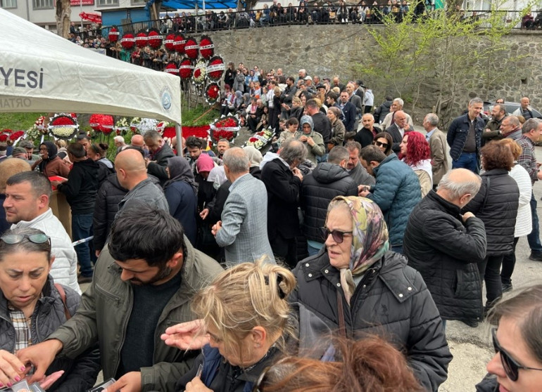 Karadeniz Kuzeyin oğlu Volkan Konakı uğurladı... Selma Konak 33 yıllık eşine son kez baktı