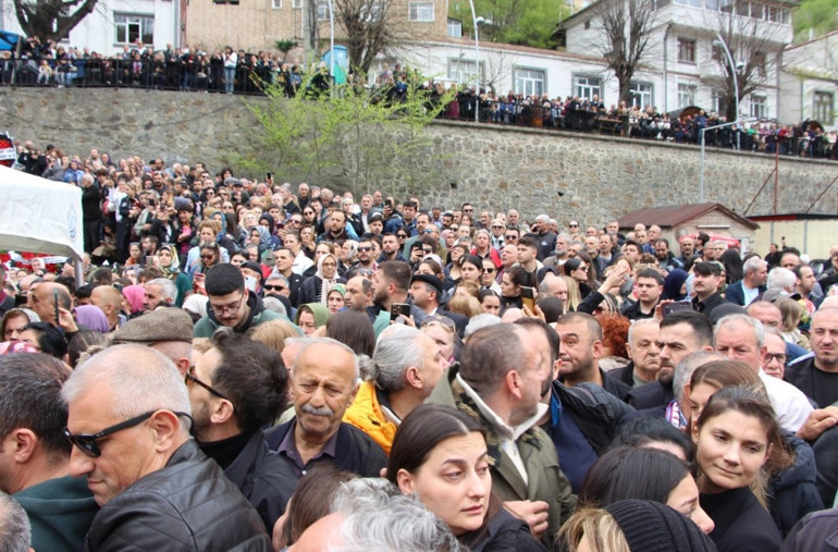 Karadeniz Kuzeyin oğlu Volkan Konakı uğurladı... Selma Konak 33 yıllık eşine son kez baktı