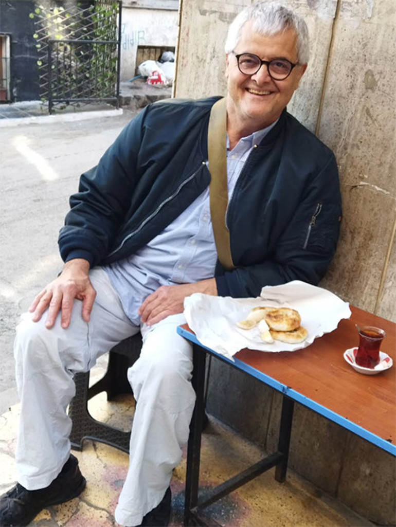 Bir dönemin en gözde mankeniydi... Köklerini hiç unutmadı, köyüne ev bile yaptırdı: Halaya bayram ziyareti