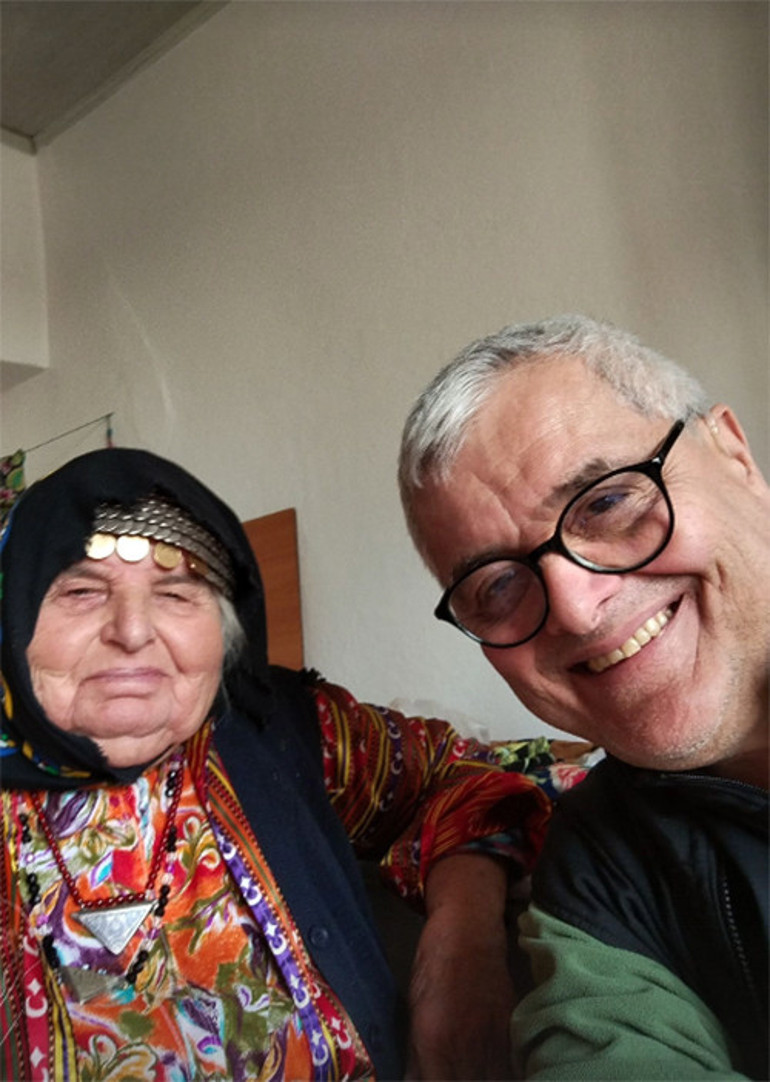 Bir dönemin en gözde mankeniydi... Köklerini hiç unutmadı, köyüne ev bile yaptırdı: Halaya bayram ziyareti