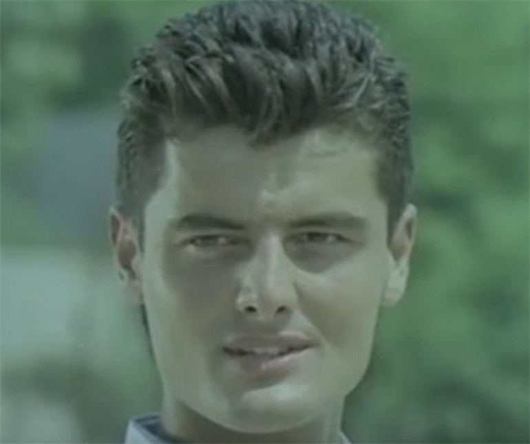 Bir dönemin en gözde mankeniydi... Köklerini hiç unutmadı, köyüne ev bile yaptırdı: Halaya bayram ziyareti