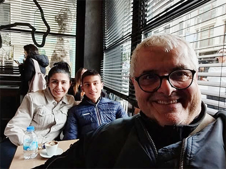 Bir dönemin en gözde mankeniydi... Köklerini hiç unutmadı, köyüne ev bile yaptırdı: Halaya bayram ziyareti