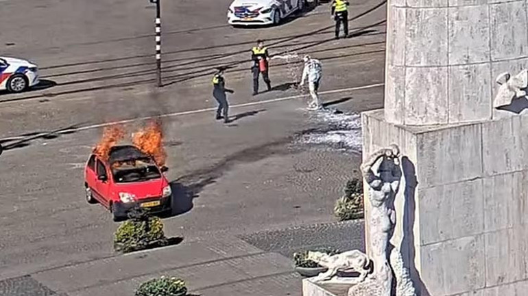 Hollandada panik: Dam Meydanında araçtan alevler yükseldi